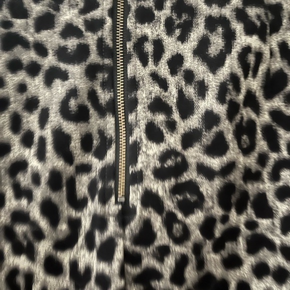 Cabi size 8 cheetah animal print stretch pocket exposed zipper skirt - Picture 3 of 6